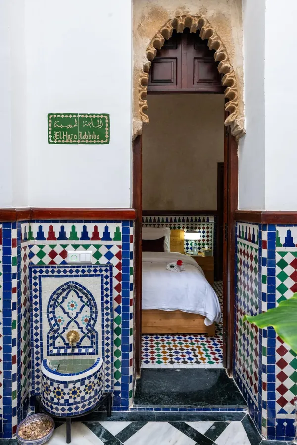 Une porte de chambre en arche sculptée