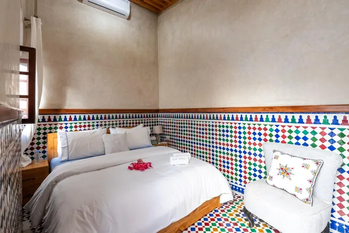 La chambre double, grand lit et zellige