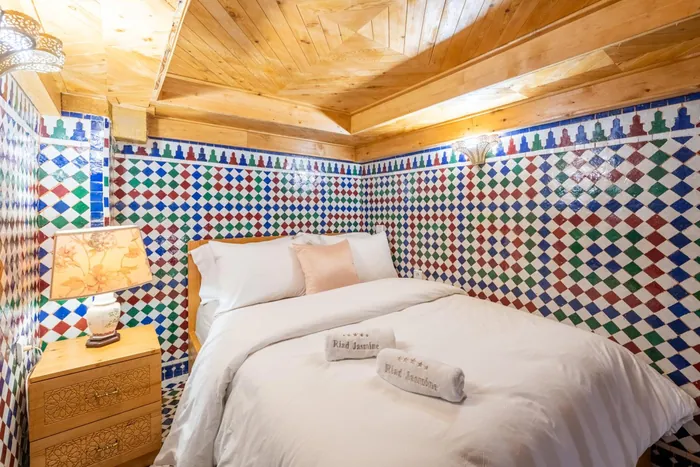 La chambre familiale avec mezzanine, plafond en bois et zellige