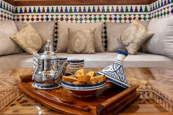 Théière, tajine en céramique et biscuits sur un plateau