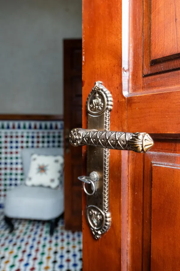 Poignée en laiton ciselé sur une porte en bois