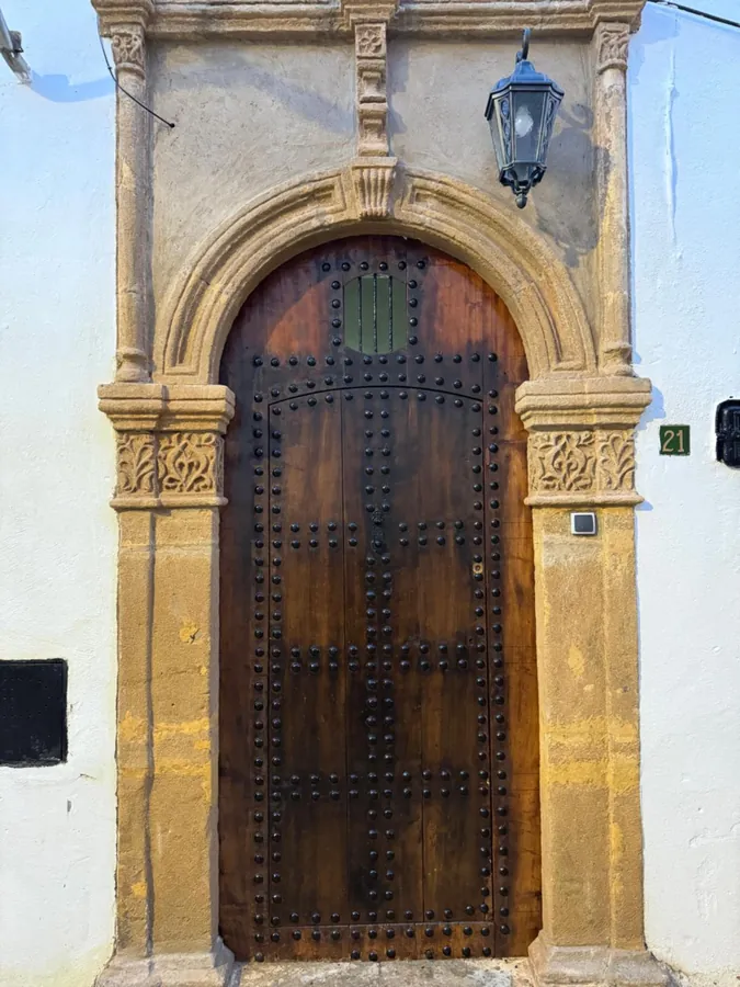 La porte du riad, arche de pierre sculptée