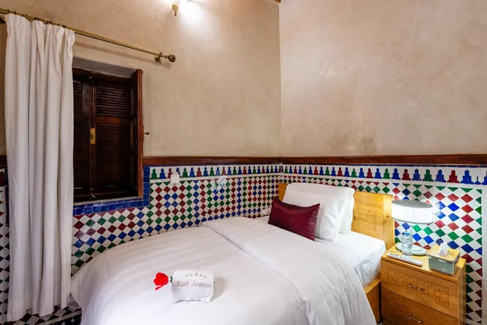 La chambre simple, lit et zellige