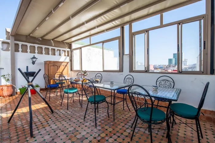La terrasse sur le toit du riad, tables en zellige