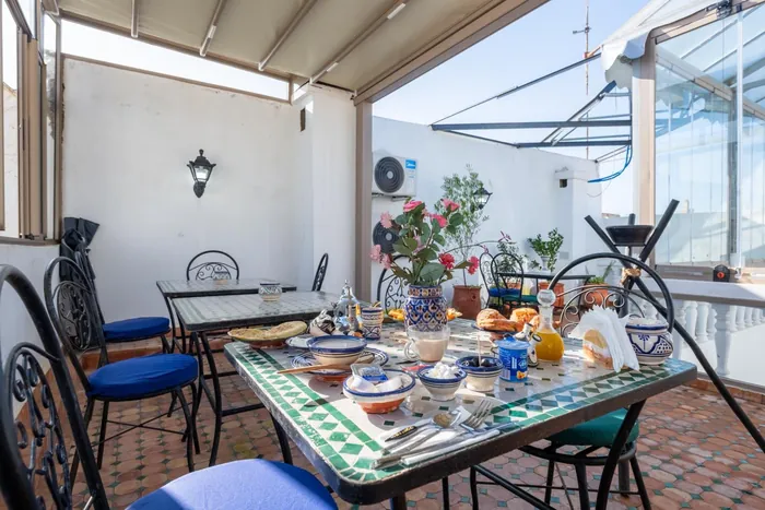 Petit-déjeuner sur la terrasse