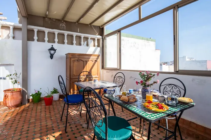 Une table dressée sur la terrasse