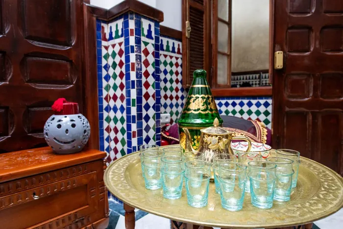 Verres à thé sur un plateau en cuivre